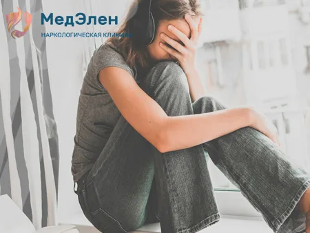 Грустная девушка у окна